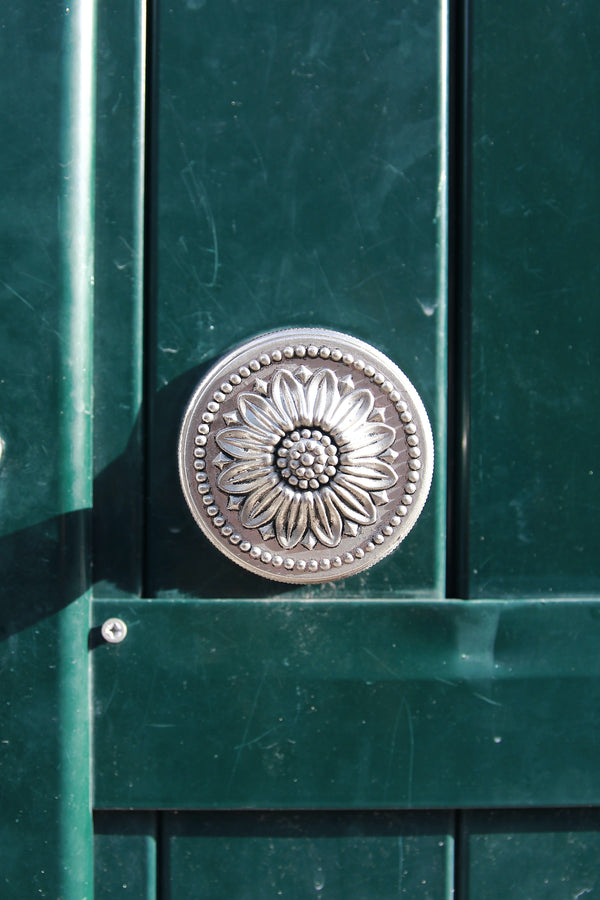 The Art of Choosing the Perfect Door Knob: A Guide to Brass, Zinc, and Ceramic Options - UNTOLDstr